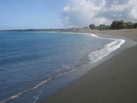 Betano: praia de areia preta. Em Timor existem crocodilos de água salgada, mas nas praias a sul, como esta, há uma maior probabilidade de os "encontrar"; @2013